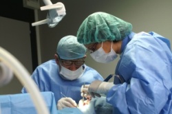 chirurgien dentiste bordeaux implant intervention